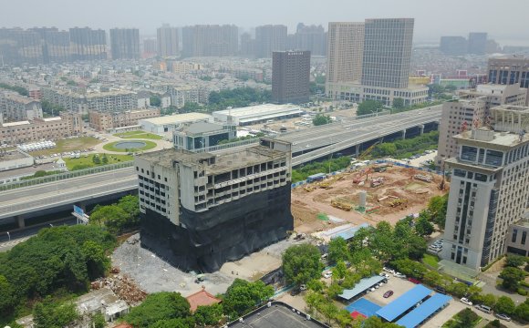 公司领导带队检查原“新能酒店”烂尾楼安全工作