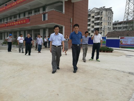 人大领导调研子林小学