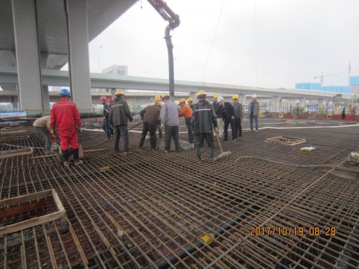 孟家铺立交老跨线桥混凝土箱梁顺利浇筑完成