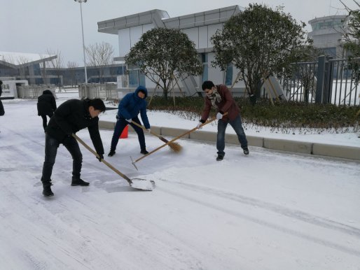 通航建投公司组织开展扫雪除冰活动