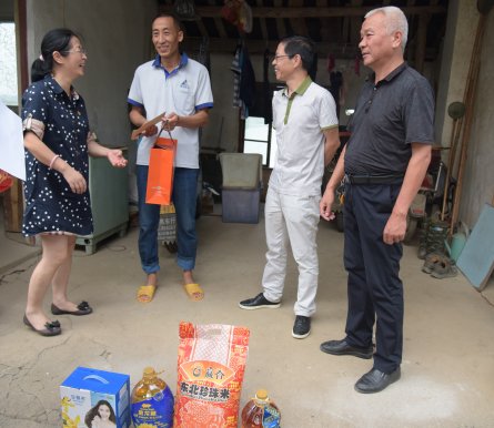 中秋佳节送关怀   扶贫济困暖人心