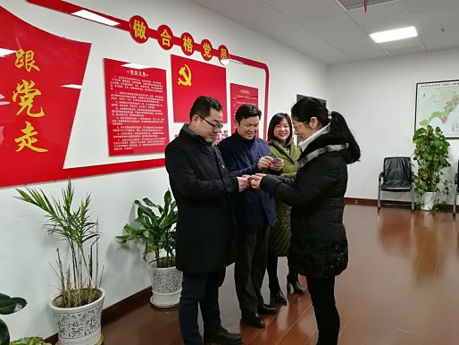 车都集团纪委发放“十五不准”自律卡