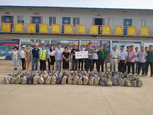 李彩云为马影河大道项目工地送清凉