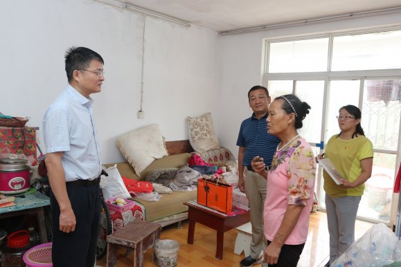 中秋慰问贫困户   关爱帮扶两不误