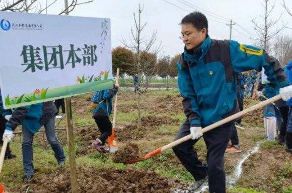 不负春光添新绿 牢记使命党旗飘