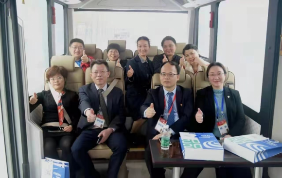 车都智投公司龙灵山自动驾驶体验区迎来特殊的客人——60名援鄂医疗队队员体验自动驾驶
