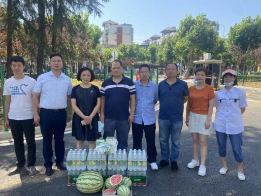 车都停车场公司开展“送清凉”高温慰问活动