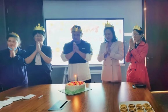 车都集团机关工会为第四季度过生日的员工送上生日祝福