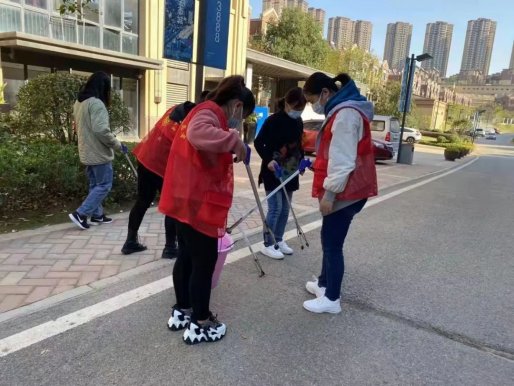 集团下沉川江池社区分队组织全体党员干部下沉川江池社区，参与社区“两创一管”活动