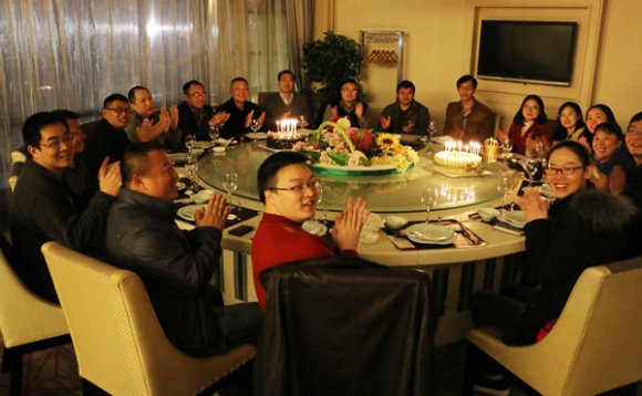 集体生日会 温暖员工心