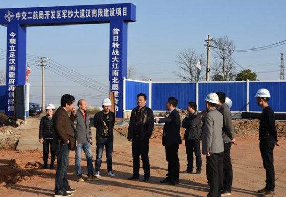 市建委重点办调研军纱大道汉南段施工现场