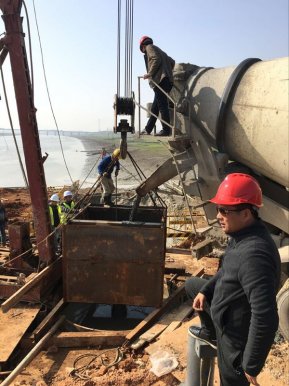 全力三路延长线跨通顺河道路、桥梁工程首根主桩顺利浇筑完成