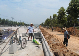 芳草二路东段道路改造工程超额完成阶段目标