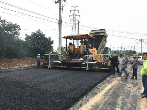 长江路改造工程机动车道开始沥青铺设